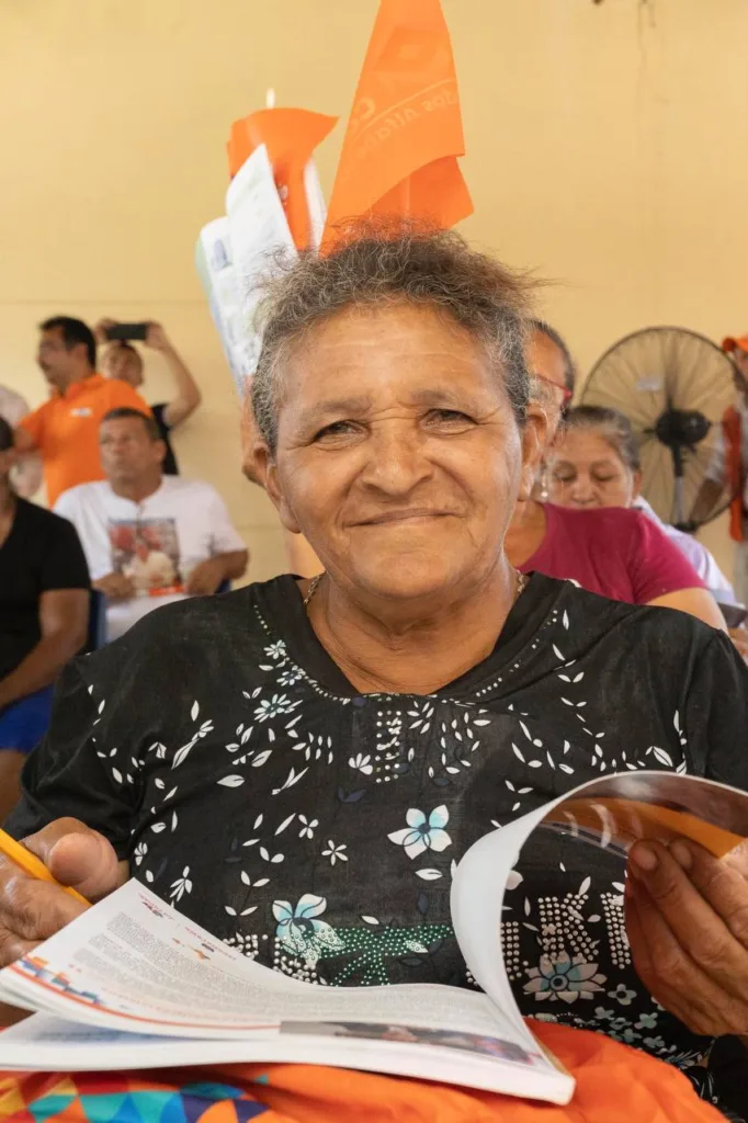 Alfabetización Mujer mayor con libro en la mano