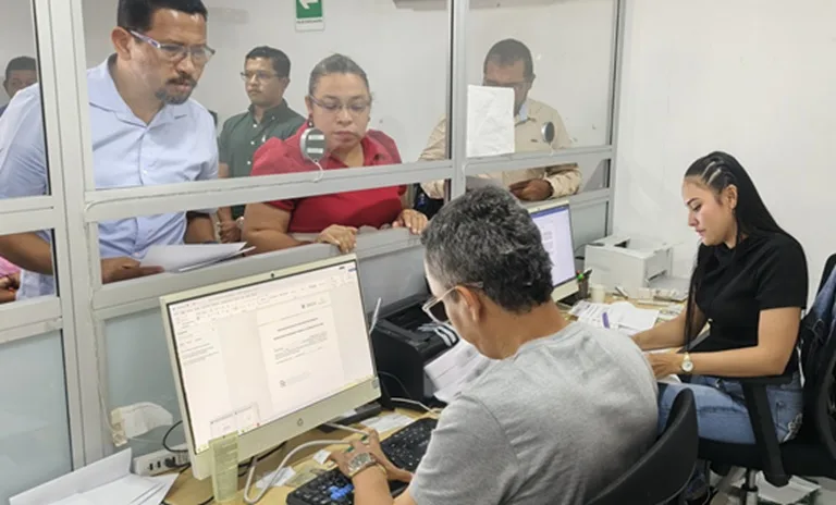 Docentes recibiendo su acto administrativo y funcionarios de la secretaría atendiendo.