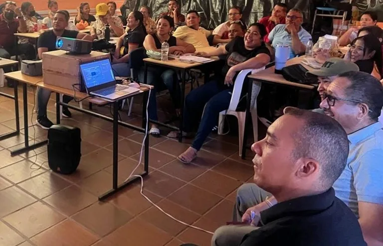 Docentes recibiendo clases