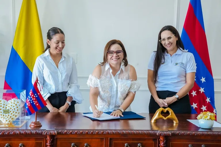 Gobernadora Margarita Guerra firma convenio becas inglés junto a las secretarias de educación y salud.