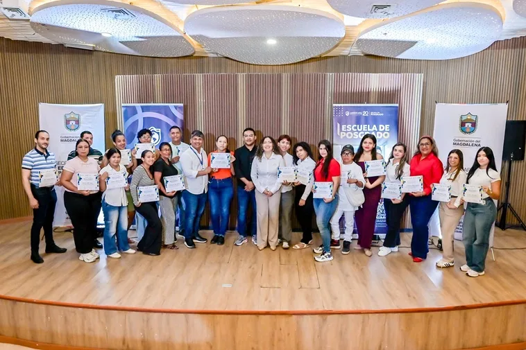 Grupo de beneficiados que recibieron las becas