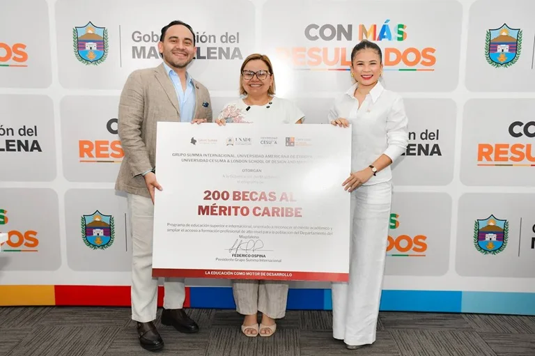 Gobernadora sostiene pancarta de las 200 Becas Merito Caribe para el Magdalena en compañ{ia de los representantes del Grupo Summa