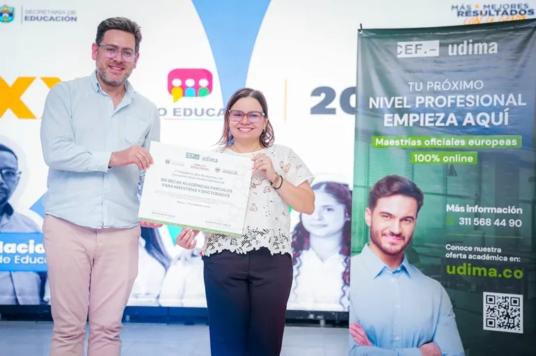 Goberbadora recibe del director de la UDIMA las becas asignadas en el convenio