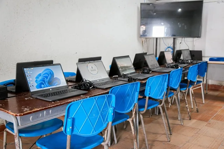 En un salón de clases se muestran los portátiles entregados