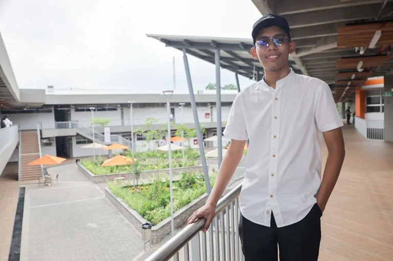 Estudiante sonriente en las instalaciones del campus