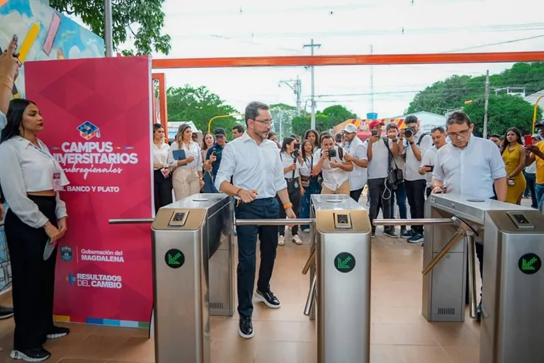 Gobernador Rafael Martinez y el Exgobernador Carlos Caicedo, inauguran el nuevo Multicampus
