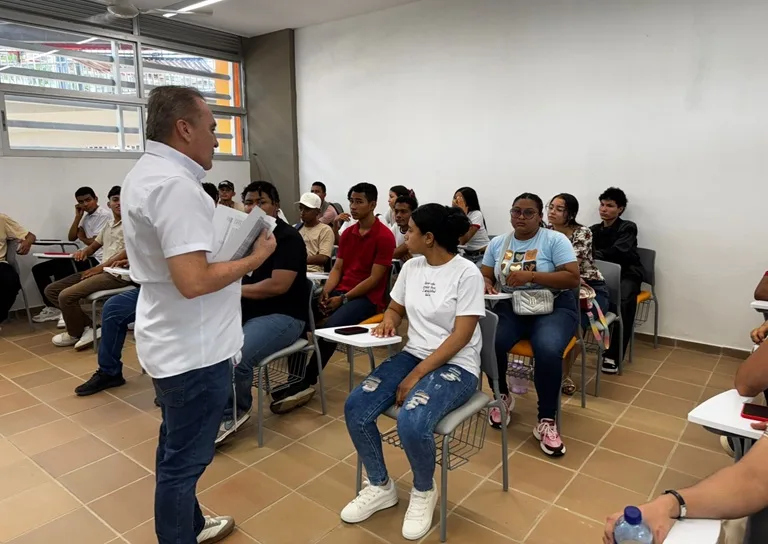 Estudiantes en un salón de clases