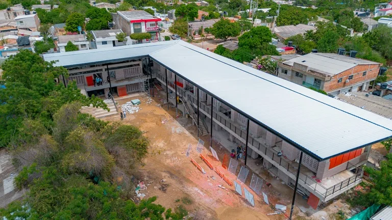 Imagen aerea de la construcción del colegio en Plato