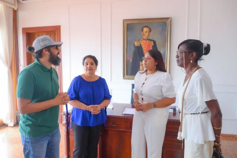 El secretario Yesid González y la Gobernadora conversan con las expertas en alfabetización, que hacen parte de la comisión de Cuba