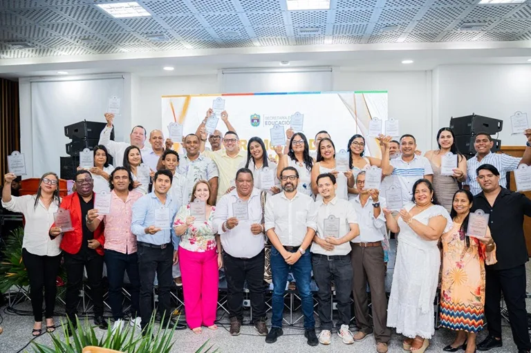 Maestros homenajeados junto al secretario de educación