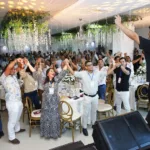 Docentes exaltados realizando actividad indicada por el conferencista