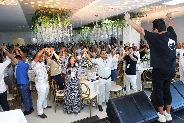Docentes exaltados realizando actividad indicada por el conferencista