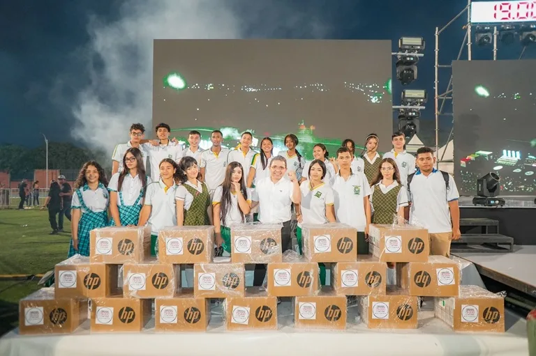 Gobernador con estudiantes de distintas IED muestran los computadores que reciben las IED del Magdalena