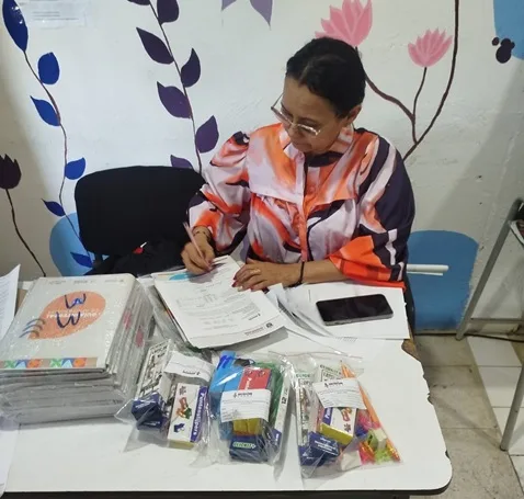 Rectora de IED recibe material para Simulacros Pruebas Saber 11.