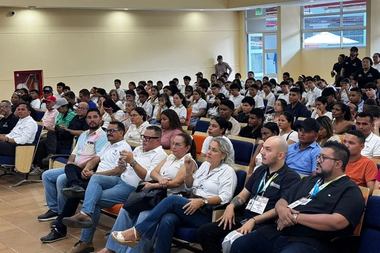 Estudiantes y docentes reunidos en el Auditorio del Campus