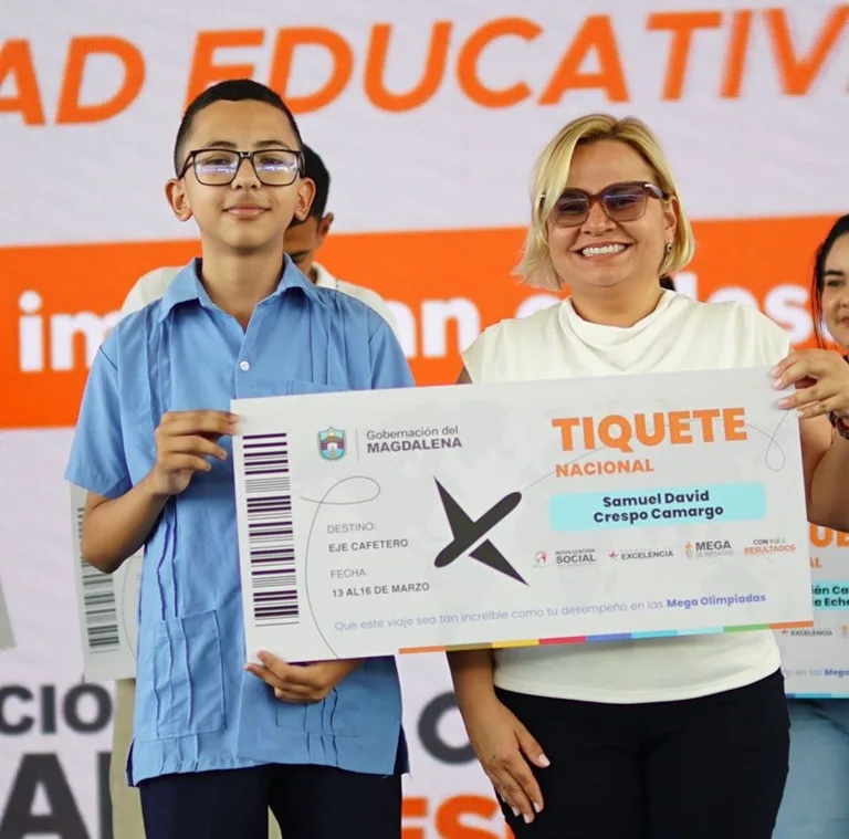 Gobernadora entrega premio a estudiante ganador del programa 2025