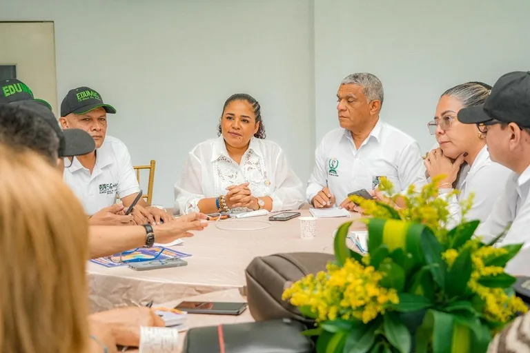 Gobernadora Ingris Padilla en la mesa junto a integrantes de la Junta Directia de EDUMAG