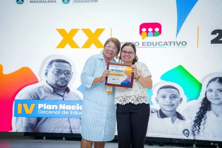 Gobernadora entrega premio a rectora de IED por su participación en los Foros Subregionales
