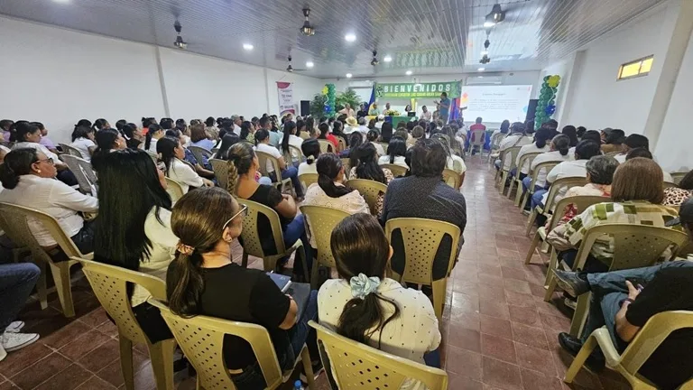 Docentes de primera infancia en en un auditorio