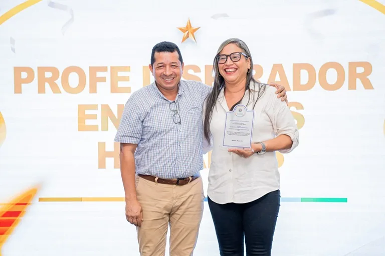 Directivo docente entrega reconocimiento a la docente de su IED