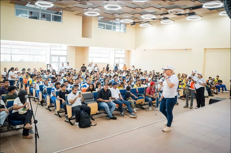 Gobernadora en el auditorio del campus se dirige a mas de 400 estudiantes