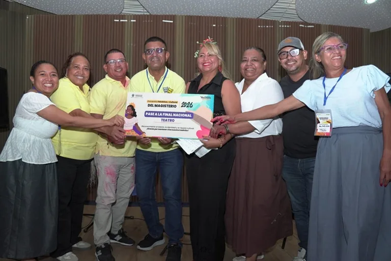 Docentes ganadores de la categoria teatro sostienen felices su pase a la fase nacional.