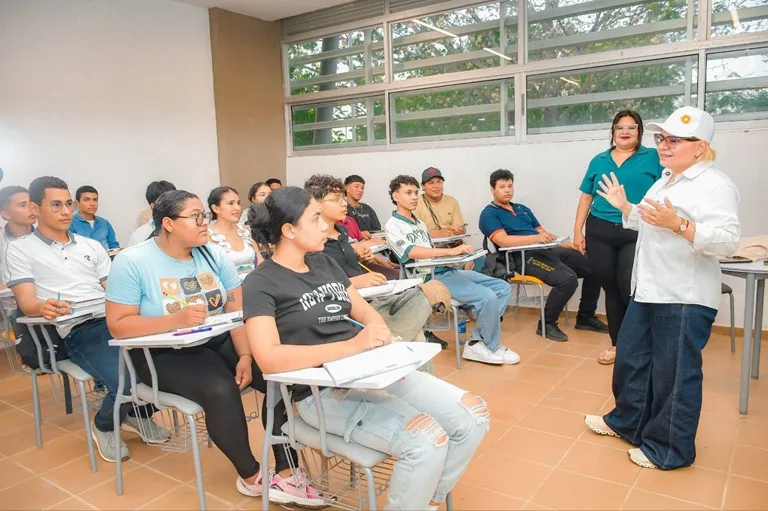 Gobernadora habla con estudiantes