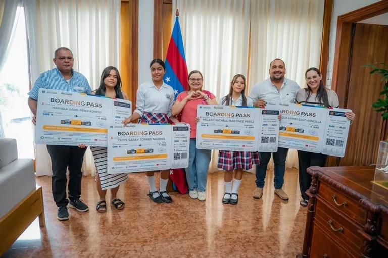 La delegación del colegio con a Gobernadora y la secretaria de educación