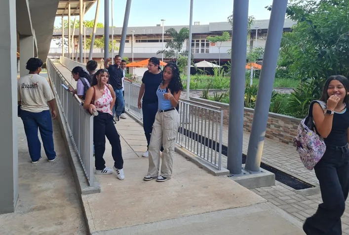 Jovenes estudiantes de bachillerato visitan el campus universitario