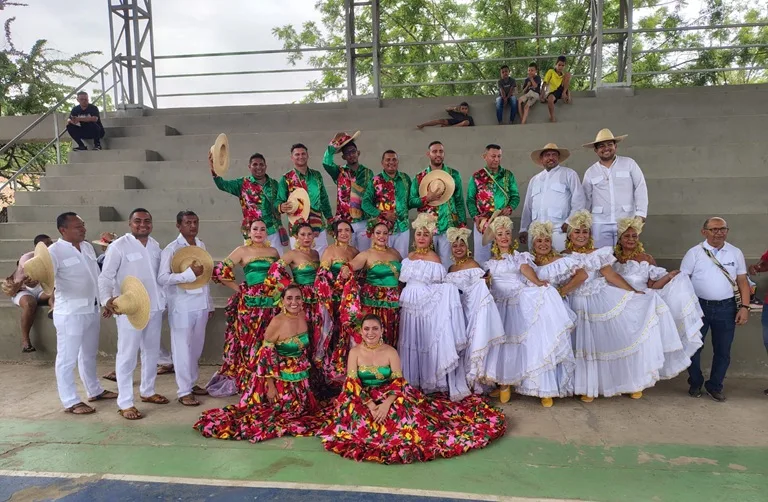 Grupo de docentes con vestuario tradicional de música folclórica