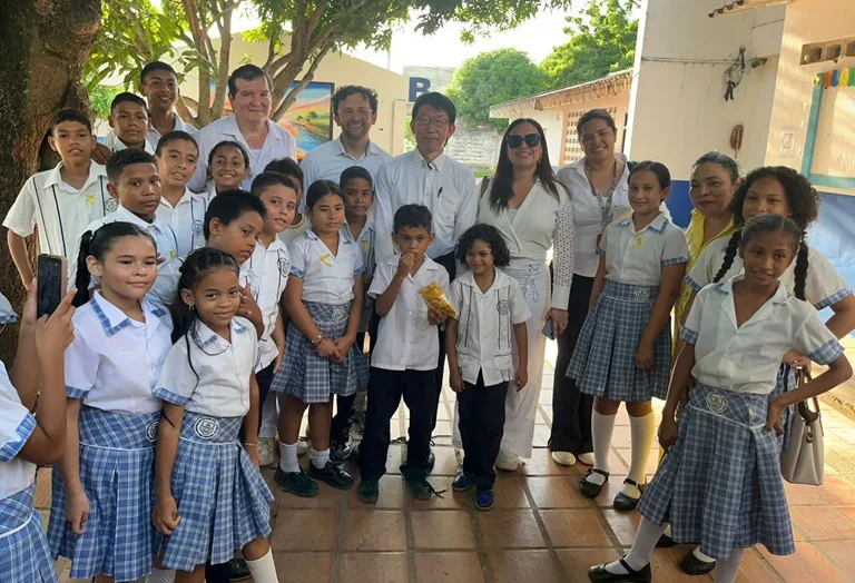 Delegación de japón y estudiantes de la IED Lorencita Villegas de El Banco.