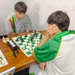 Dos estudiantes juegan ajedrez