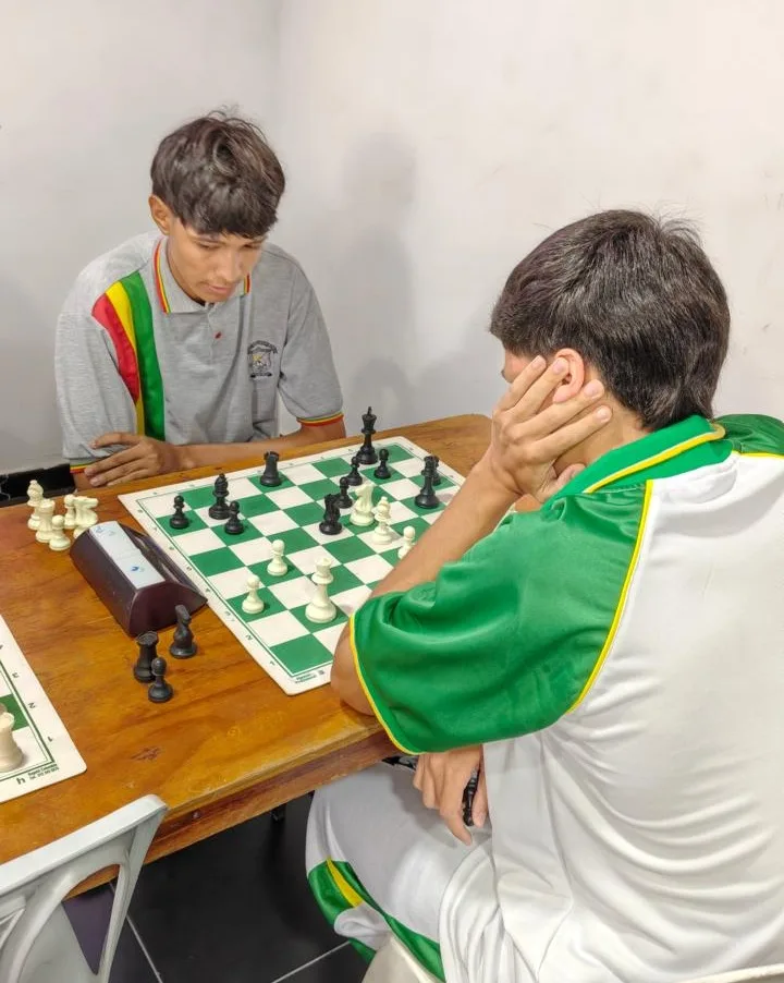 Dos estudiantes juegan ajedrez