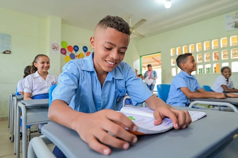 Estudiante lee un texto escolar