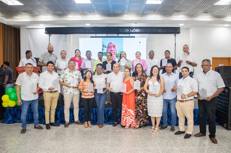 Docentes posando con su premio como mejores maestros del Magdalena