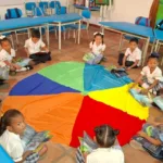 Niños sentados en el suelo leyendo libros