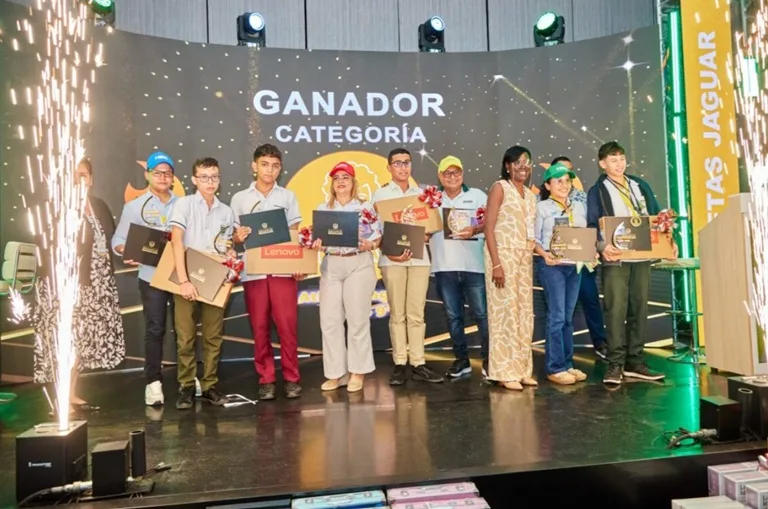 Estudiantes ganadores reciben su premio