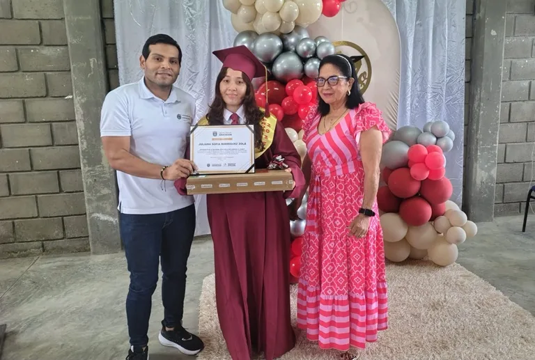 Secretario de Educación entrega premio (portátil y bono regalo) a Juliana Rodriguez mejor pruebas saber 2025 quien está acompañada de la rectora de la IED