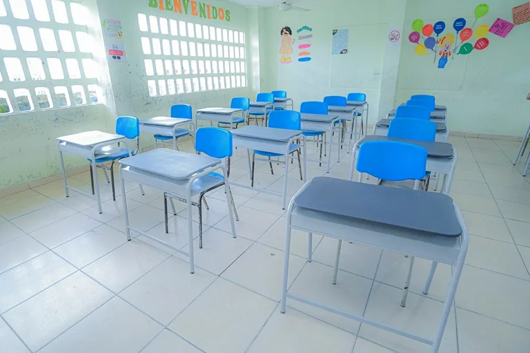 Salón de clases con sillas y escritorios nuevos
