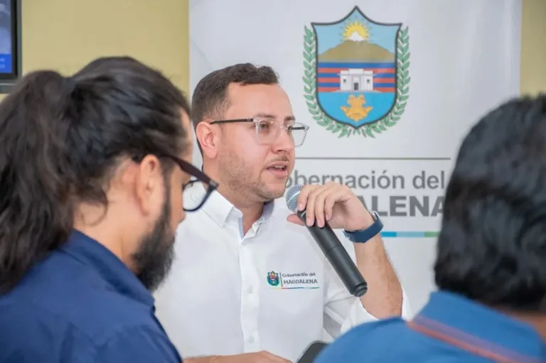 Secretario de Educación y Jefe Oficina de Pae en reunión