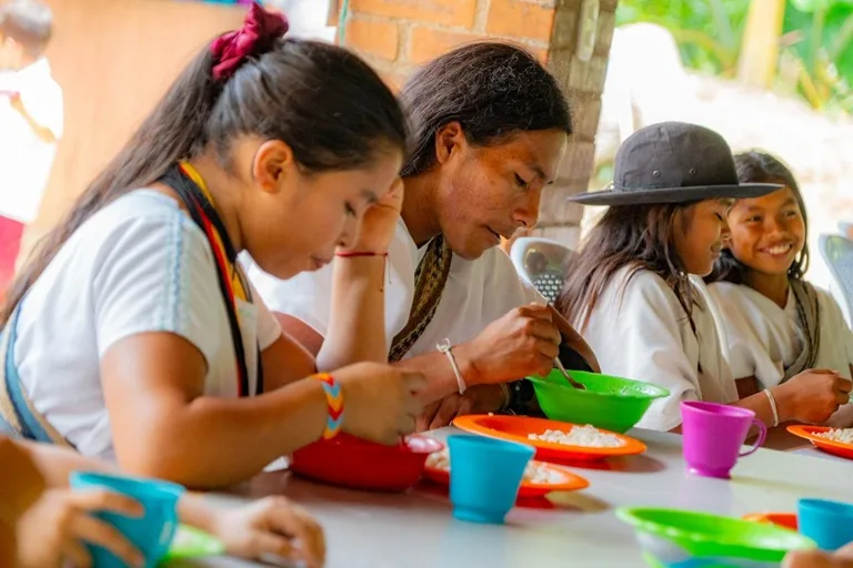 Estudiantes indigenas disfrutan su almuerzo en el colegio
