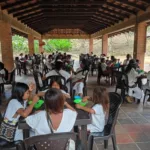 Estudiantes indigenas recibiendo su alimentación