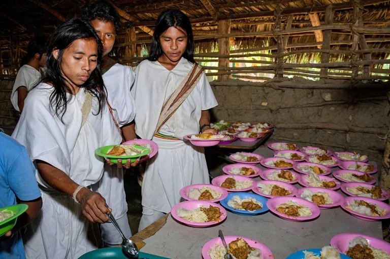 Estudiantes indigenas reciben alimentación escolar