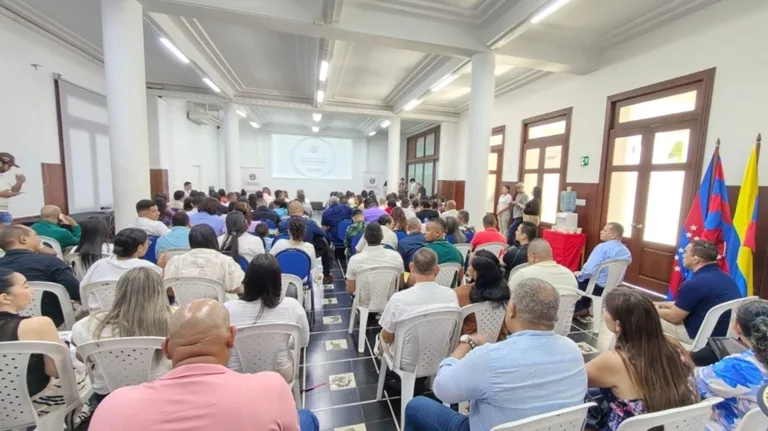 Docentes nuevos seleccionados por Sistema Maestro en el acto de posesión