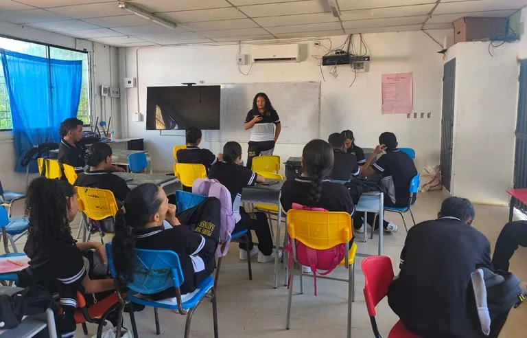 Estudiantes de 11 grado reunidos recibiendo información