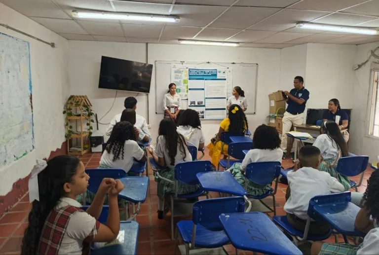 Estudiantes exponiendo su proyecto en un evento de semilleros de investigación