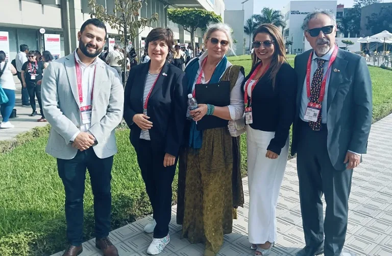 De Izquierda a derecha: Ignacio Bahamonde de la PUCV de Chile; Barbara Filtzinger Directora de Educación de la Fundación Siemens Stiftung, Ulrike Wahl Representante de la Fundación Siemens Stiftung para Latinoamérica, Diana Echeverri de la SED Magdalena y Orlando de la Vega Director de relaciones internacionales de la PUCV de Chile.