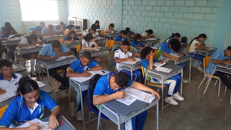 Estudiantes en un salón de clase, realizando un simulacro de pruebas saber 11