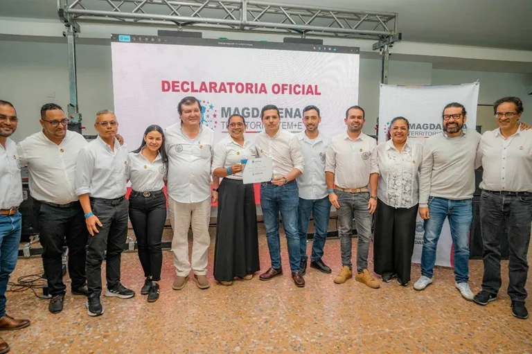 Evento de entrega de premios a experiencias STEM+E, en la foto la Gobernadora y el Seccretario de Educación con miembros del Ministerio de Educación, Patrocinadores y rectores.