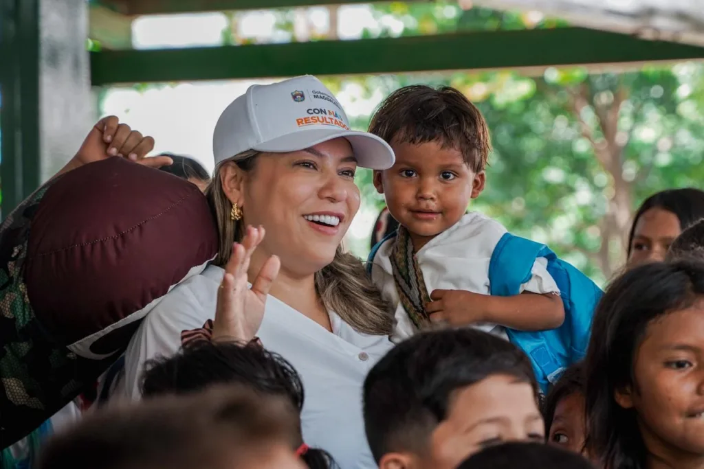 La Secretaria Adriana Trujillo reunida con niños indigenas beneficiados